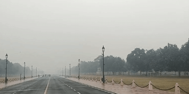 Delhi Weather : दिल्ली-एनसीआर में हल्की बारिश, बूंदाबांदी के बीच हो सकता है शपथ ग्रहण समारोह