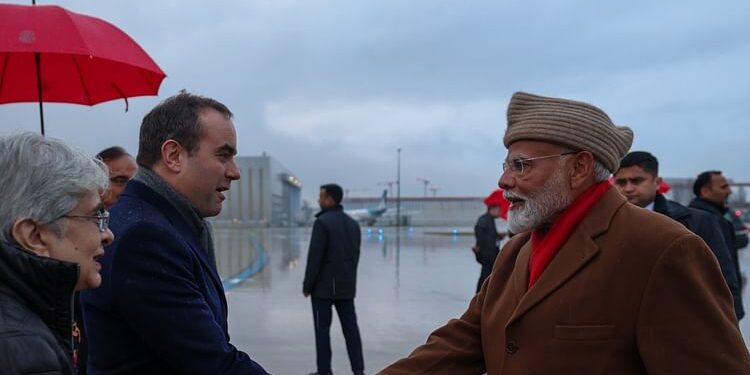 France: पेरिस पहुंचे PM मोदी का गर्मजोशी भरा स्वागत, राष्ट्रपति मैक्रों से द्विपक्षीय संबंधों पर करेंगे बातचीत