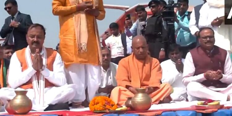 Mahakumbh Live: महाकुंभ का समापन... मां गंगा का पूजन, संगम घाट पर सीएम योगी ने की पूजा-अर्चना