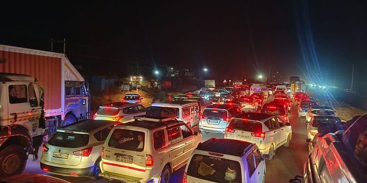 Mahakumbh Traffic Update: प्रयागराज जाने वाले रास्तों पर कई किलोमीटर लंबा जाम, फंसे हजारों वाहन