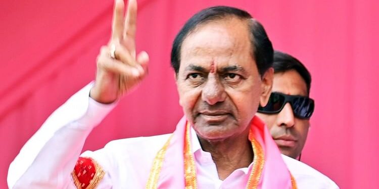 Telangana: कांग्रेस शासित प्रदेश के सरकारी स्कूल में पूर्व सीएम के जन्मदिन का जश्न, प्राचार्य पर निलंबन की गाज