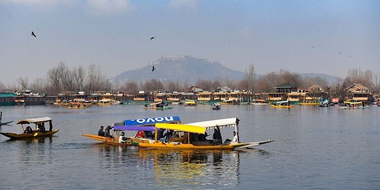 Weather Report : जम्मू-कश्मीर में फिर बिगड़ेगा मौसम, आज से तीन दिन तक बारिश और बर्फबारी के आसार