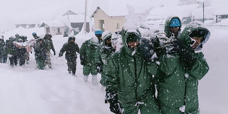 Chamoli Avalanche: आठ फीट बर्फ और -8 डिग्री तापमान...11 घंटे के बचाव अभियान में एक मिनट भी नहीं रुके हिमवीर