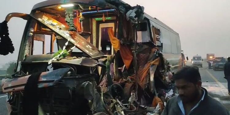 UP Accident: लखनऊ एक्सप्रेसवे पर बड़ा सड़क हादसा, ट्रक में पीछे से घुसी डबल डेकर बस; चार की मौत...कई घायल