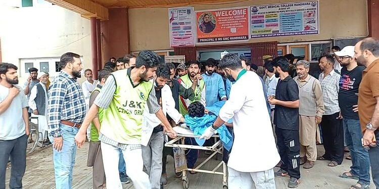 Jammu Kashmir Accident: हंदवाड़ा में बड़ा हादसा, सरकारी शिक्षक की सड़क दुर्घटना में मौत, 49 अन्य घायल