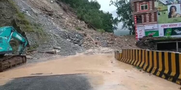 Karnaprayag Landslide: कर्णप्रयाग में फिर भूस्खलन... मकान में घुसा मलबा, लोगों का किया रेस्क्यू; हाईवे बंद