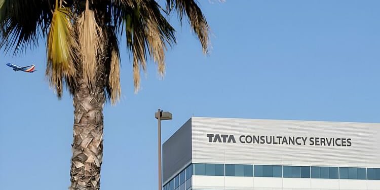 TCS Layoffs: छंटनी की घोषणा के बाद से टीसीएस का मार्केट कैप 28149 करोड़ रुपये घटा, शेयरों में 1.23% की गिरावट