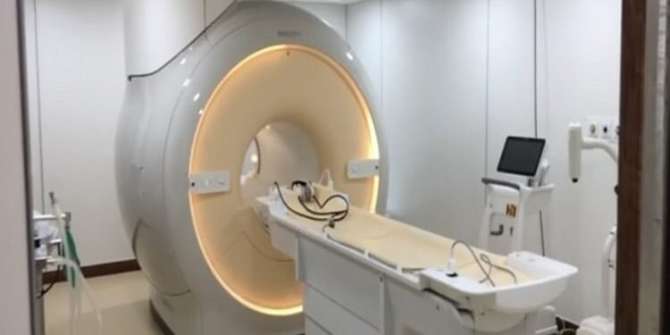 US MRI Machine Death: पत्नी की जांच कराने हार पहन कर गए 61 वर्षीय शख्स की दर्दनाक मौत, मशीन ने भीतर खींचा