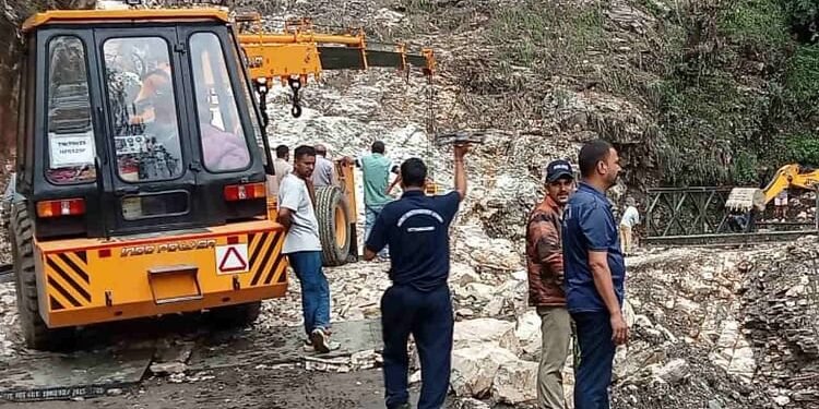 Uttarakhand: ऋषिकेश-यमुनोत्री हाईवे सहित 67 सड़कें बंद, ओजरी के पास बैली ब्रिज का निर्माण कार्य जारी