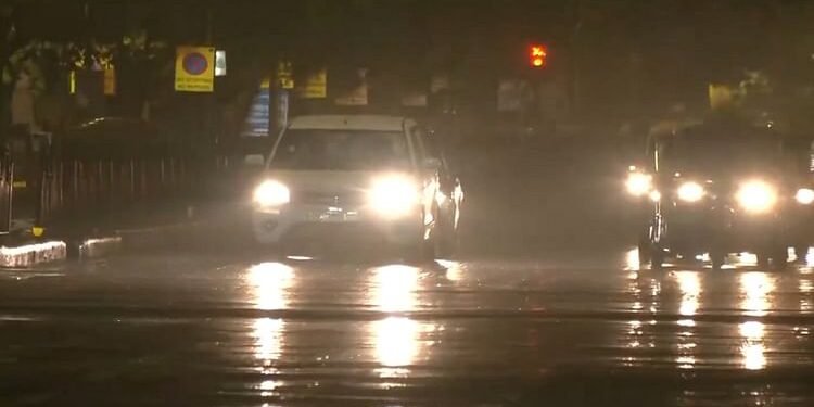 Weather: दिल्ली-एनसीआर में मानसून ने पकड़ी रफ्तार, रात भर से चल रही रुक-रुक कर बारिश, पूरे सप्ताह बरसेंगे बादल