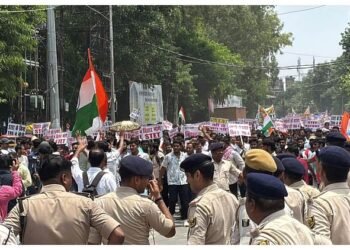 Bihar News : STET के अभ्यर्थी सड़क पर उतर कर रहे प्रदर्शन; सरकार को दी चेतावनी, कहा-STET नहीं तो वोट नहीं