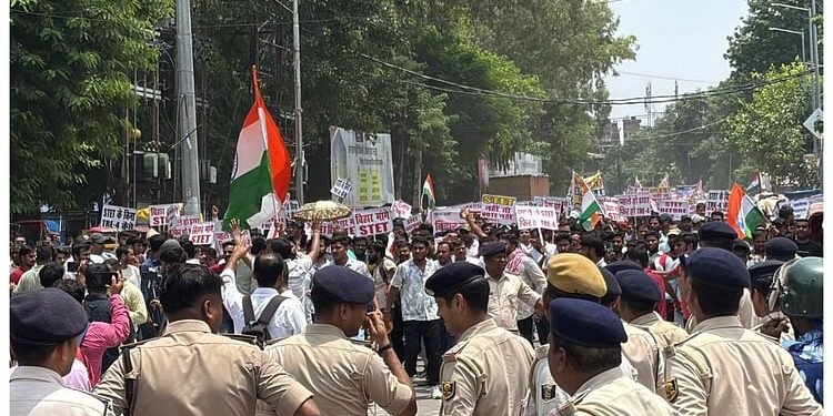 Bihar News : STET के अभ्यर्थी सड़क पर उतर कर रहे प्रदर्शन; सरकार को दी चेतावनी, कहा-STET नहीं तो वोट नहीं