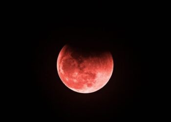 Chandra Grahan: 82 मिनट तक UAE के आसमान में लाल होगा चांद, जानें कब लगेगा चंद्रग्रहण और कैसे देख पाएंगे आप?