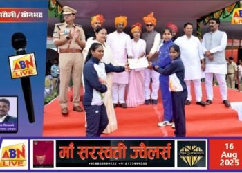 अंतरराष्ट्रीय वुशु प्रतियोगिता में पदक जीतने पर खुशबू साकेत एवं कोच नम्रता सिंह सम्मानित