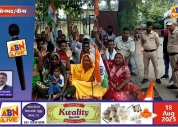 आश्वासन के बाद रोजगार न मिलने से ग्रामीण धरने पर बैठे