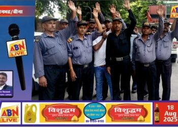 वेतन न मिलने से नाराज सुरक्षा कर्मियों ने किया प्रदर्शन