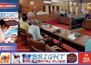 जिलाधिकारी ने सीएम डैशबोर्ड से विकास कार्यों की समीक्षा, अधिकारियों को चेतावनी