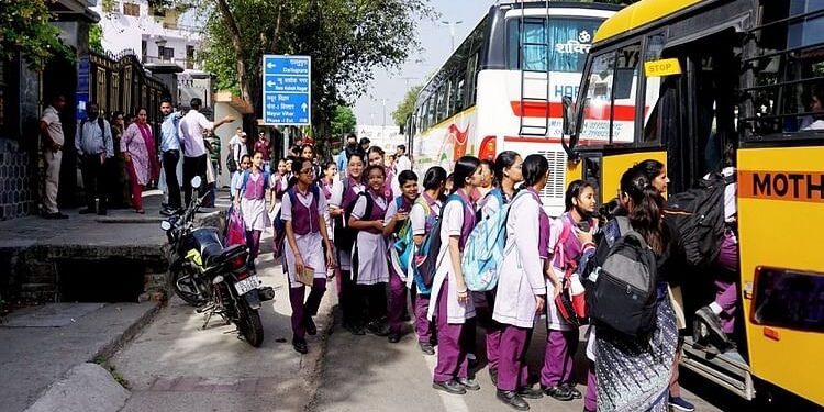 Delhi Bomb Threat: दिल्ली के दो स्कूलों को फिर मिली धमकी, ई-मेल से मच गया हड़कंप