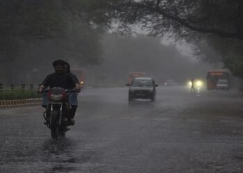 Delhi NCR Weather: महीने की शुरुआत बारिश के साथ... दिल्ली-एनसीआर में सुबह से रिमझिम, कई दिन बरसेंगे बदरा