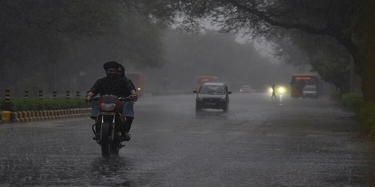 Delhi NCR Weather: महीने की शुरुआत बारिश के साथ... दिल्ली-एनसीआर में सुबह से रिमझिम, कई दिन बरसेंगे बदरा