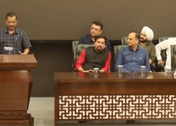 Delhi: 'नेशनल हेराल्ड केस में गांधी परिवार से कोई जेल नहीं गया', केजरीवाल का हमला; कांग्रेस ने दिया करारा जवाब