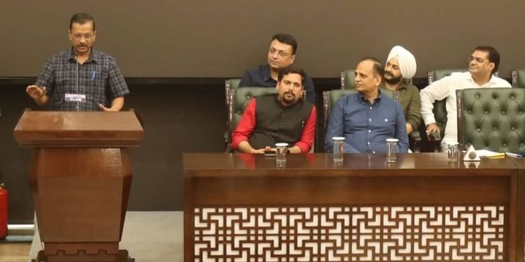 Delhi: 'नेशनल हेराल्ड केस में गांधी परिवार से कोई जेल नहीं गया', केजरीवाल का हमला; कांग्रेस ने दिया करारा जवाब