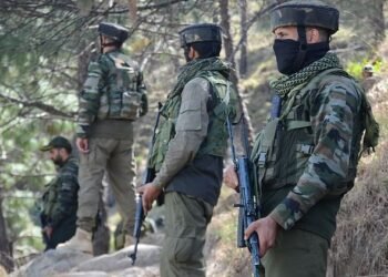 Encounter: कुलगाम में मुठभेड़ जारी, आतंकियों के खात्मे के लिए सुरक्षाबलों ने इलाका घेरा; अब तक दो दहशतगर्द ढेर