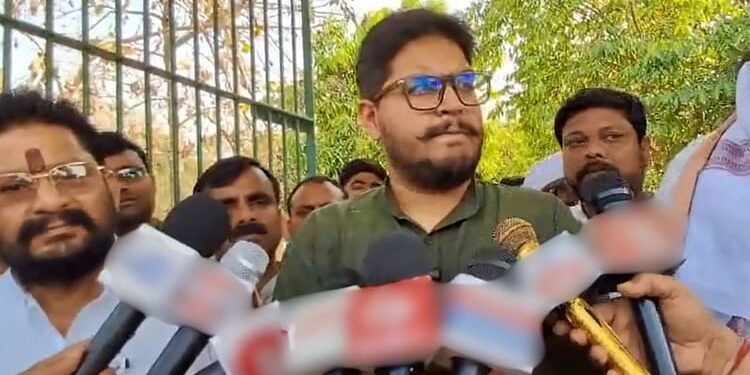 Ghazipur: माफिया मुख्तार का छोटा बेटा उमर अंसारी गिरफ्तार, मां आफ्शा के फर्जी हस्ताक्षर करने का आरोप