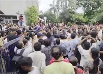 Gujarat: अहमदाबाद में छात्र ने की आठवीं के विद्यार्थी की हत्या, स्कूल में बवाल, परिजनों ने की तोड़फोड़