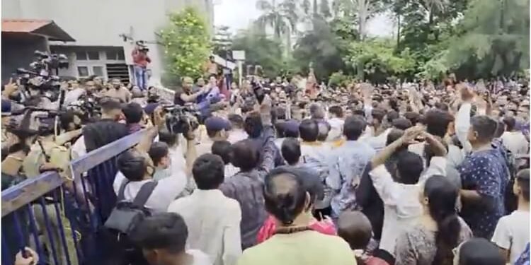 Gujarat: अहमदाबाद में छात्र ने की आठवीं के विद्यार्थी की हत्या, स्कूल में बवाल, परिजनों ने की तोड़फोड़