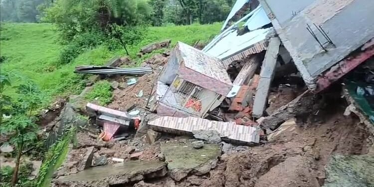 Himachal Weather: भूस्खलन से राज्य में दो एनएच सहित 317 सड़कें बाधित, शाहपुर के सारना गांव में मकान जमींदोज