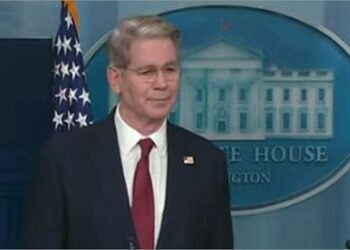 India-US Tension: अमेरिका-भारत संबंध और तल्ख होने की आशंका, मंत्री बेसेंट बोले- रईस परिवार रूसी तेल से लाभ...