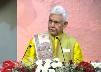 Jammu Kashmir: शिक्षक समेत दो सरकारी कर्मचारी निकले लश्कर-ए-तैयबा के मददगार, एलजी मनोज सिन्हा ने किया बर्खास्त