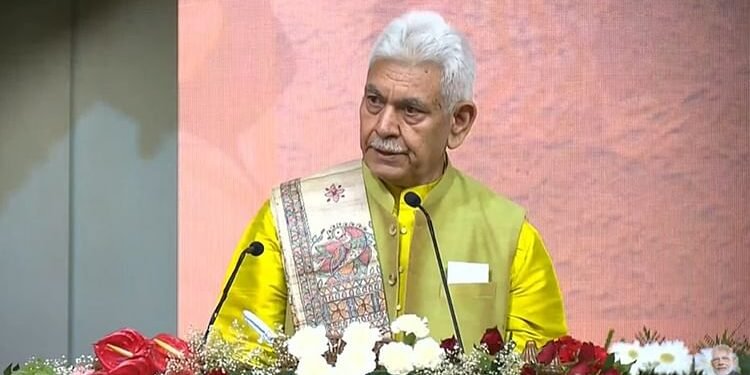 Jammu Kashmir: शिक्षक समेत दो सरकारी कर्मचारी निकले लश्कर-ए-तैयबा के मददगार, एलजी मनोज सिन्हा ने किया बर्खास्त