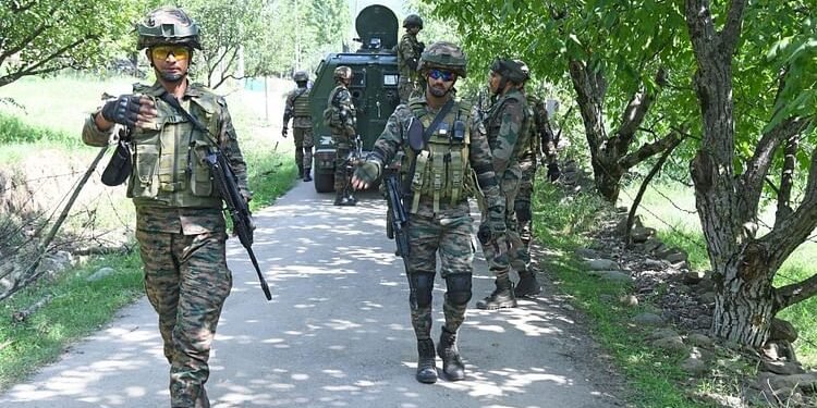 Kishtwar Encounter: किश्तवाड़ की गुफा में छिपे आतंकी, सेना का ऑपरेशन दूसरे दिन भी जारी