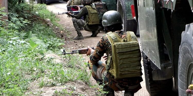 Kishtwar Encounter: गोलियों की गूंज से दहला किश्तवाड़, सुरक्षाबलों ने किए धमाके; आतंकियों पर 10-10 लाख का इनाम