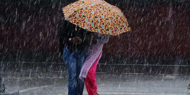 Ladakh Heavy Rain Alert: लद्दाख में बारिश से हालात बिगड़े, भारी से अति भारी वर्षा की चेतावनी; ये 24 घंटे कठिन