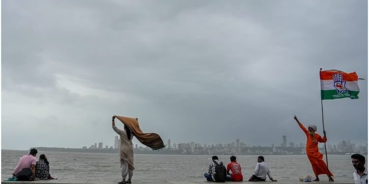 Maharashtra Heavy Rain: मुंबई को बारिश से राहत, कुछ हिस्सों में धूप खिली; पानी से भरे गड्ढे में चार बच्चे डूबे