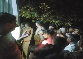 Mainpuri : अनियंत्रित होकर पलट गई तेज रफ्तार बस, हादसे में 20 लोग घायल, एक महिला की हालत गंभीर... सैफई रेफर