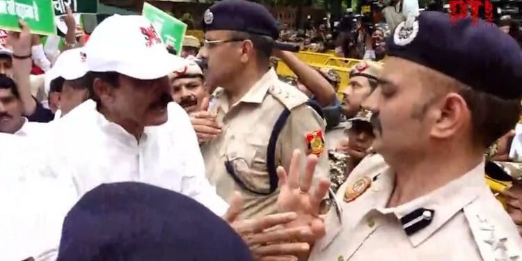 Monsoon Session Live: विपक्षी सांसदों का विरोध मार्च पुलिस ने रोका, खूब हंगामा; हिरासत में लिए गए राहुल गांधी