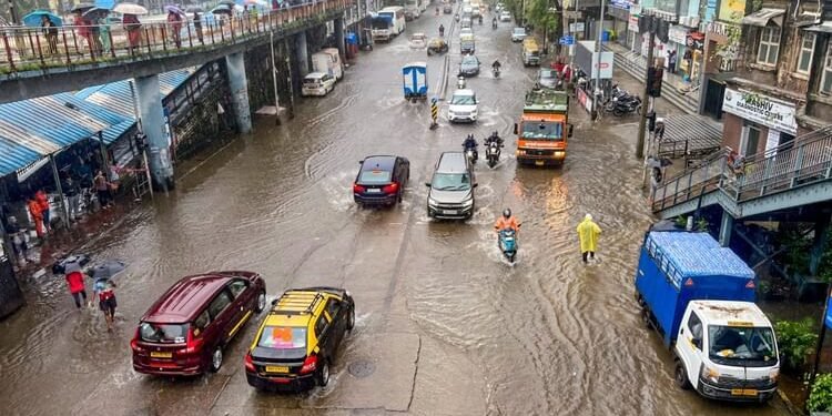 Mumbai Heavy Rainfall Alert: मुंबई में भारी बारिश से जनजीवन प्रभावित; वेस्टर्न एक्सप्रेस हाईवे पर भारी जाम