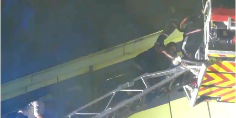 Mumbai Rain: बारिश ने थामी मुंबई की रफ्तार, बिना बिजली के रास्ते में रुकी मोनोरेल; क्रेन से निकाले गए यात्री