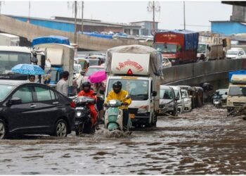Mumbai Rains: भारी बारिश ने थामी मुंबई की रफ्तार, सड़क से लेकर हवाई यातायात तक प्रभावित; जलभराव से हाल बेहाल