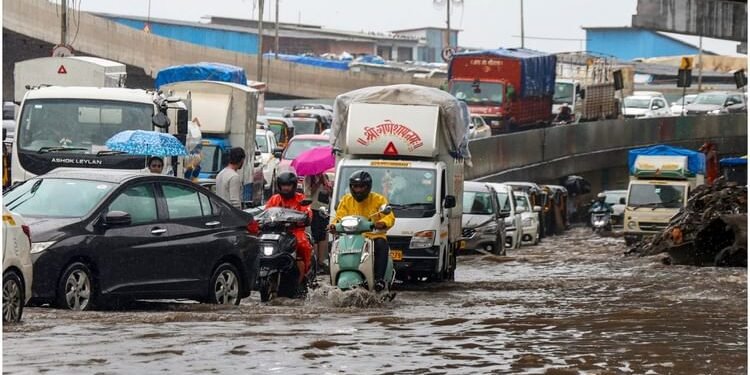 Mumbai Rains: भारी बारिश ने थामी मुंबई की रफ्तार, सड़क से लेकर हवाई यातायात तक प्रभावित; जलभराव से हाल बेहाल