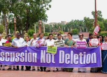 Opposition Protest: बिहार में एसआईआर को लेकर विपक्ष का दो टूक, संसद के बाहर आज भी करेंगे जोरदार विरोध प्रदर्शन