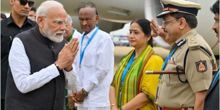 PM Modi In Bengaluru: बंगलूरू में पीएम मोदी की जनसभा थोड़ी देर में; राहुल के आरोपों पर कर सकते हैं पलटवार