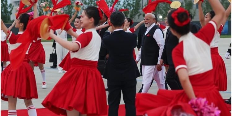 PM Modi In China: सात साल बाद चीन पहुंचे पीएम मोदी, राष्ट्रपति जिनपिंग से होगी बातचीत; दुनियाभर की रहेगी नजर