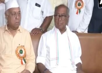 Politics: इंडिया ब्लॉक का आज संसद से चुनाव आयोग तक मार्च, वोट चोरी के आरोपों को लेकर घेराव करेंगे सांसद