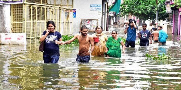 Prayagraj Flood News : संगमनगरी जलस्तर 86 मीटर के करीब पहुंचा, 2013 के बन रहे हालात, गंगा यमुना का उफान जारी