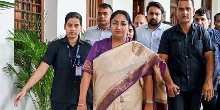 Rekha Gupta: दिल्ली की मुख्यमंत्री रेखा गुप्ता पर हमला, साप्ताहिक जन सुनवाई के दौरान शख्स ने मारा थप्पड़